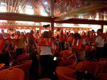 避難訓練（クルーズ船）